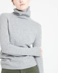 LILLY 19 4-thread cashmere turtleneck sweater light grey