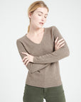 LILLY 20 4-thread cashmere V-neck sweater in taupe