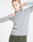 LILLY 19 4-thread cashmere turtleneck sweater light grey